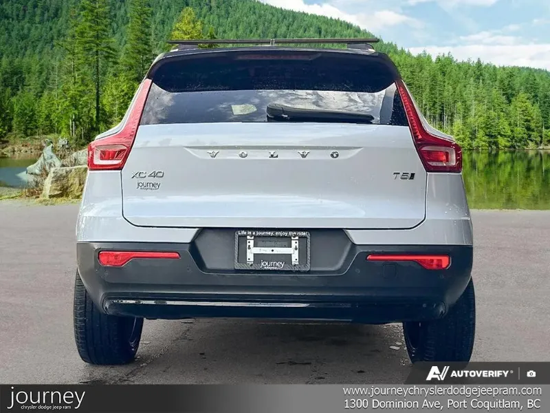 2022 VOLVO XC40 angle 5