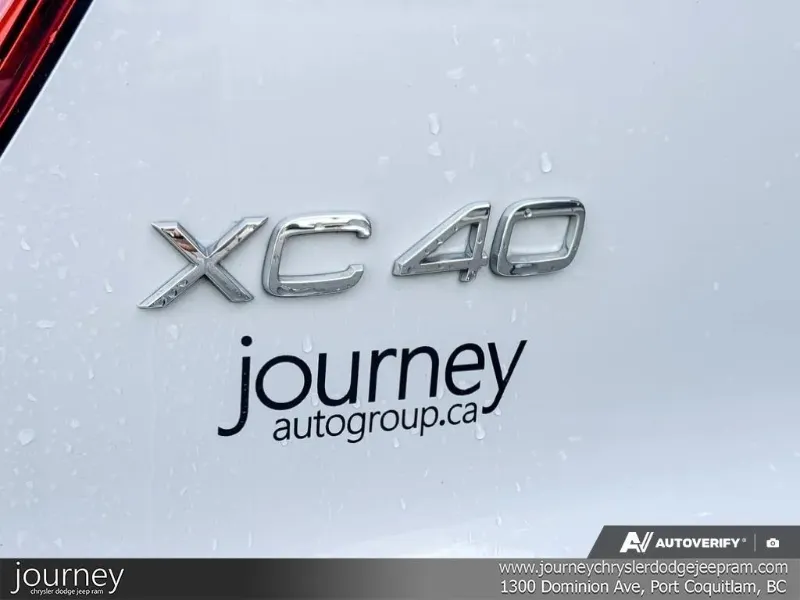 2022 VOLVO XC40 angle 8