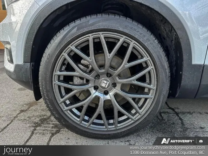 2022 VOLVO XC40 angle 6