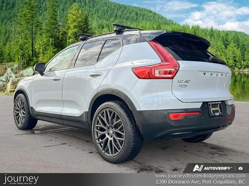 2022 VOLVO XC40 angle 4