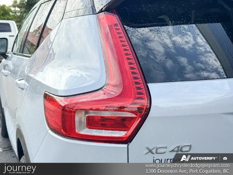 2022 VOLVO XC40 angle 10