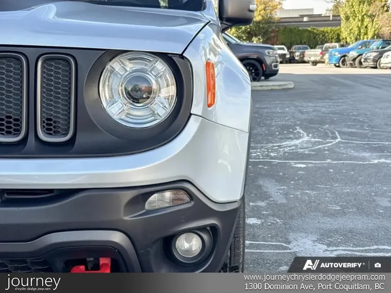 2017 JEEP Renegade angle 8