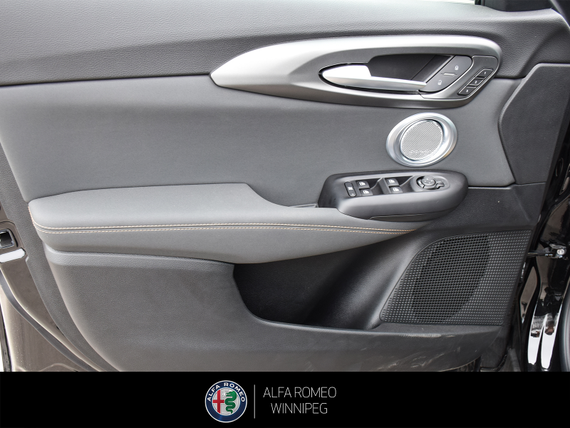 2025 ALFA ROMEO Tonale EAWD (PHEV) Veloce at Alfa Romeo of Winnipeg Winnipeg Manitoba (Image 13/23)