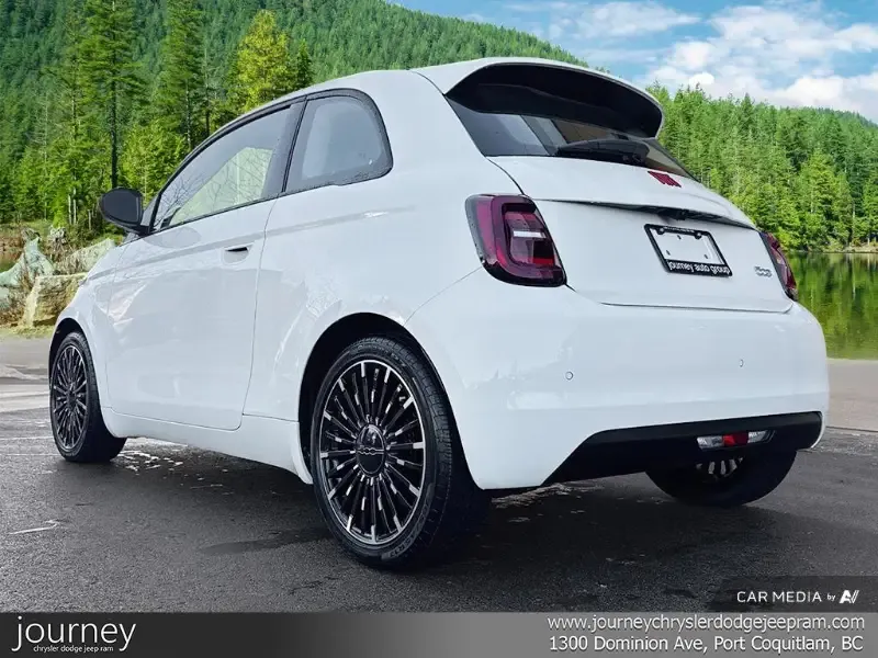 2024 FIAT 500e angle 5