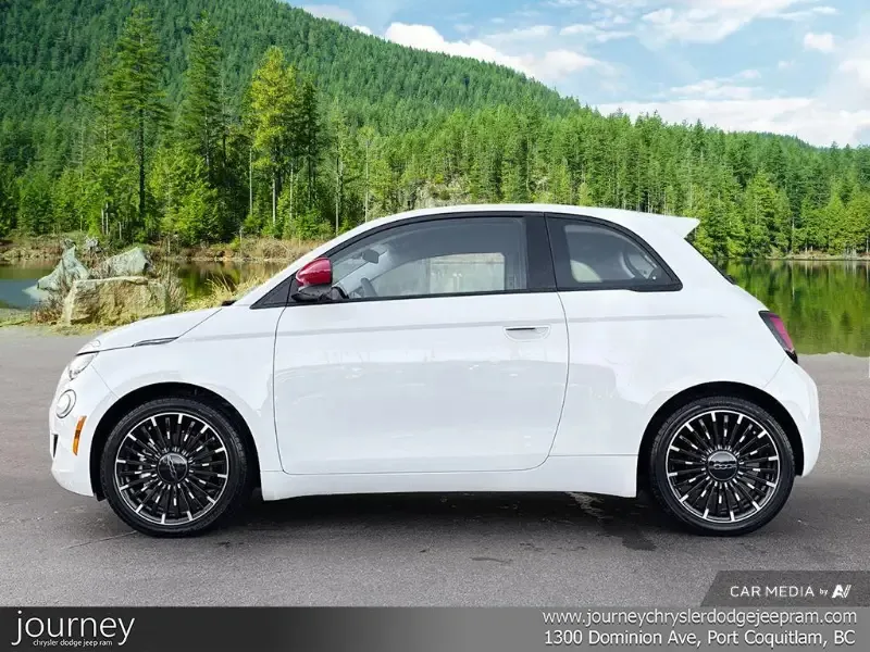 2024 FIAT 500e angle 4